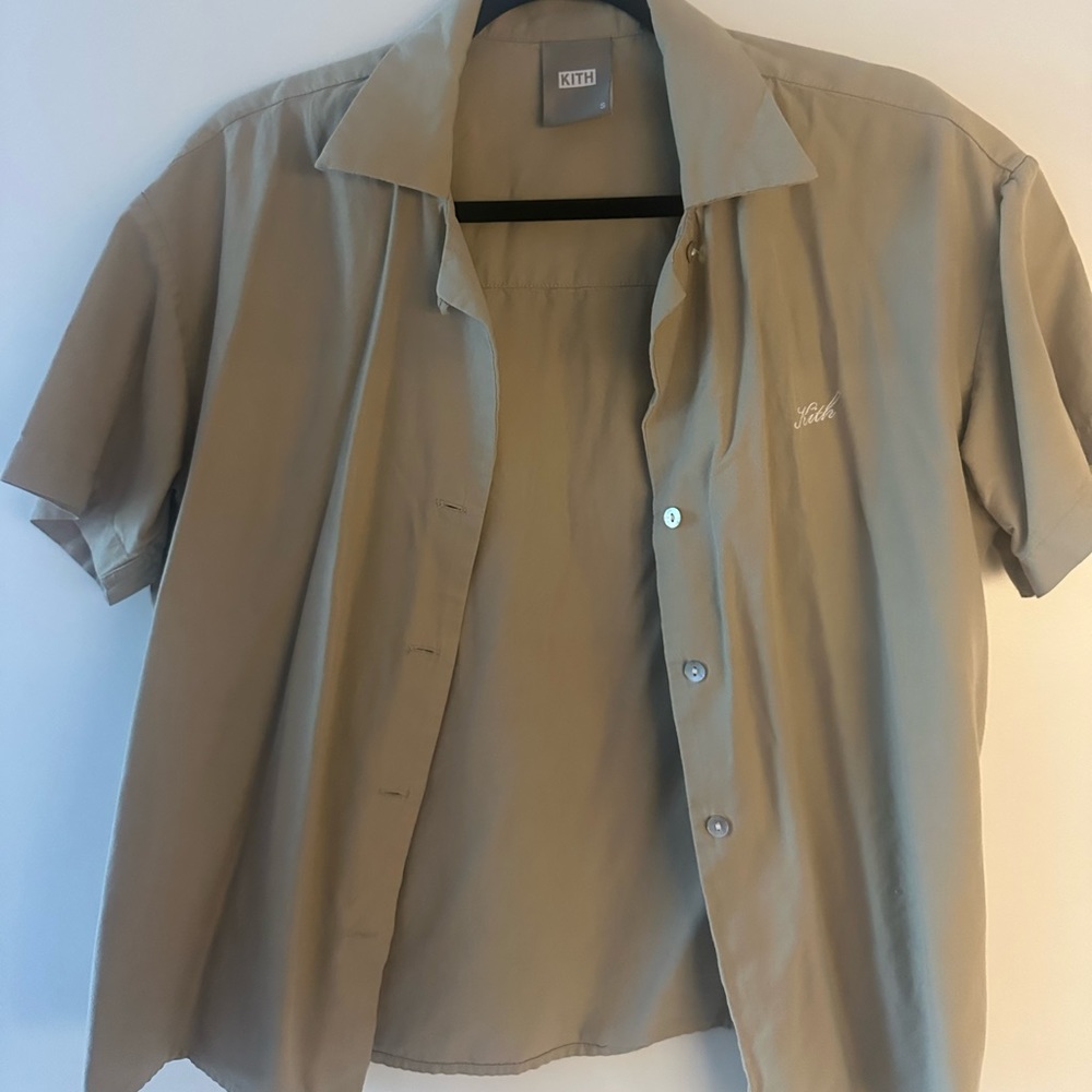 Short sleeve beige button down